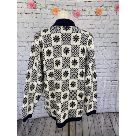 ⭐ 3/$15 Vintage Alfred Dunner Petite Medium Navy Blue White Geometric Sweater - Picture 5 of 9